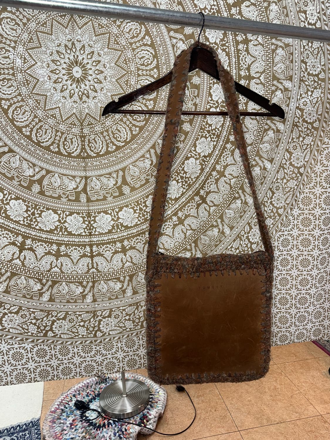 톰보이 브라운 레더 디테일 크로스백  상품이미지2