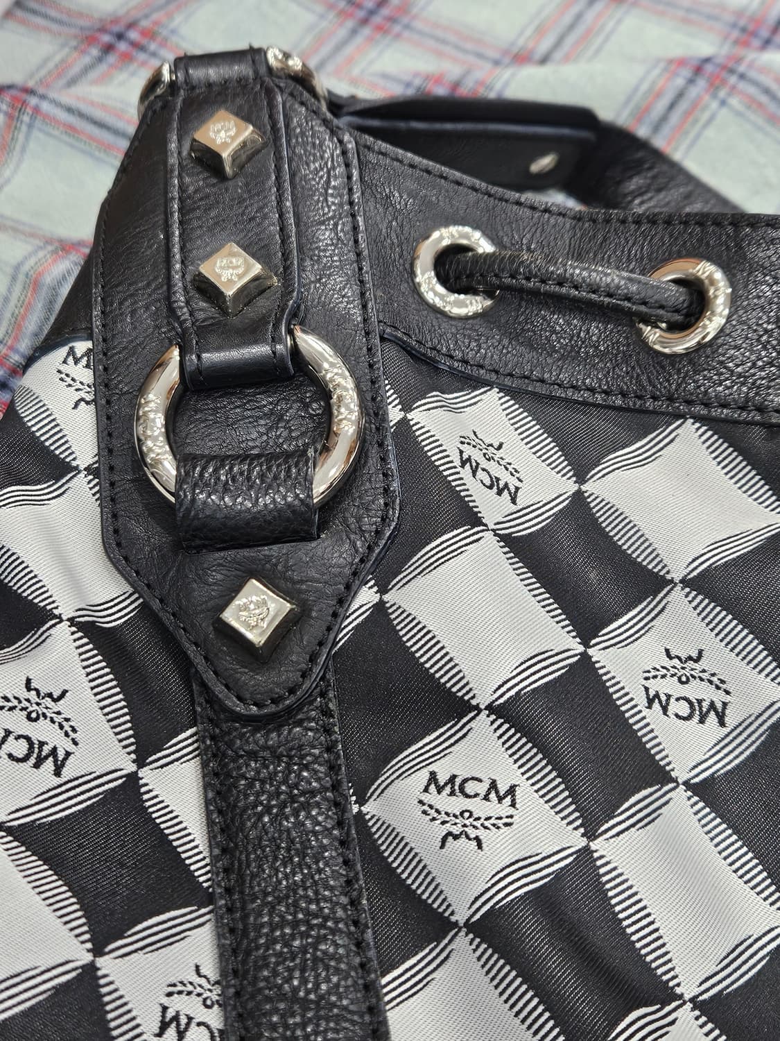 MCM 모노그램 블랙&화이트 숄더겸 토드백 상품이미지6
