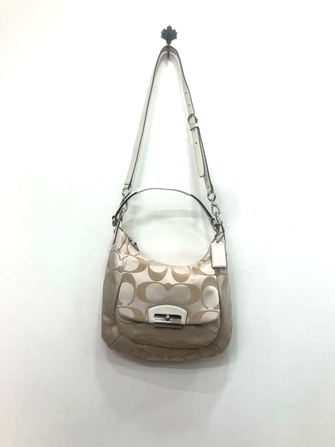 COACH white beige signature hobo bag 상품이미지4