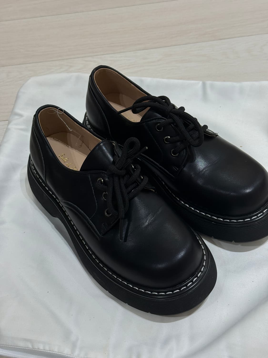 ‼️이사 처분 (새상품) 솔트앤초콜릿 블랙 로퍼 240 상품이미지1