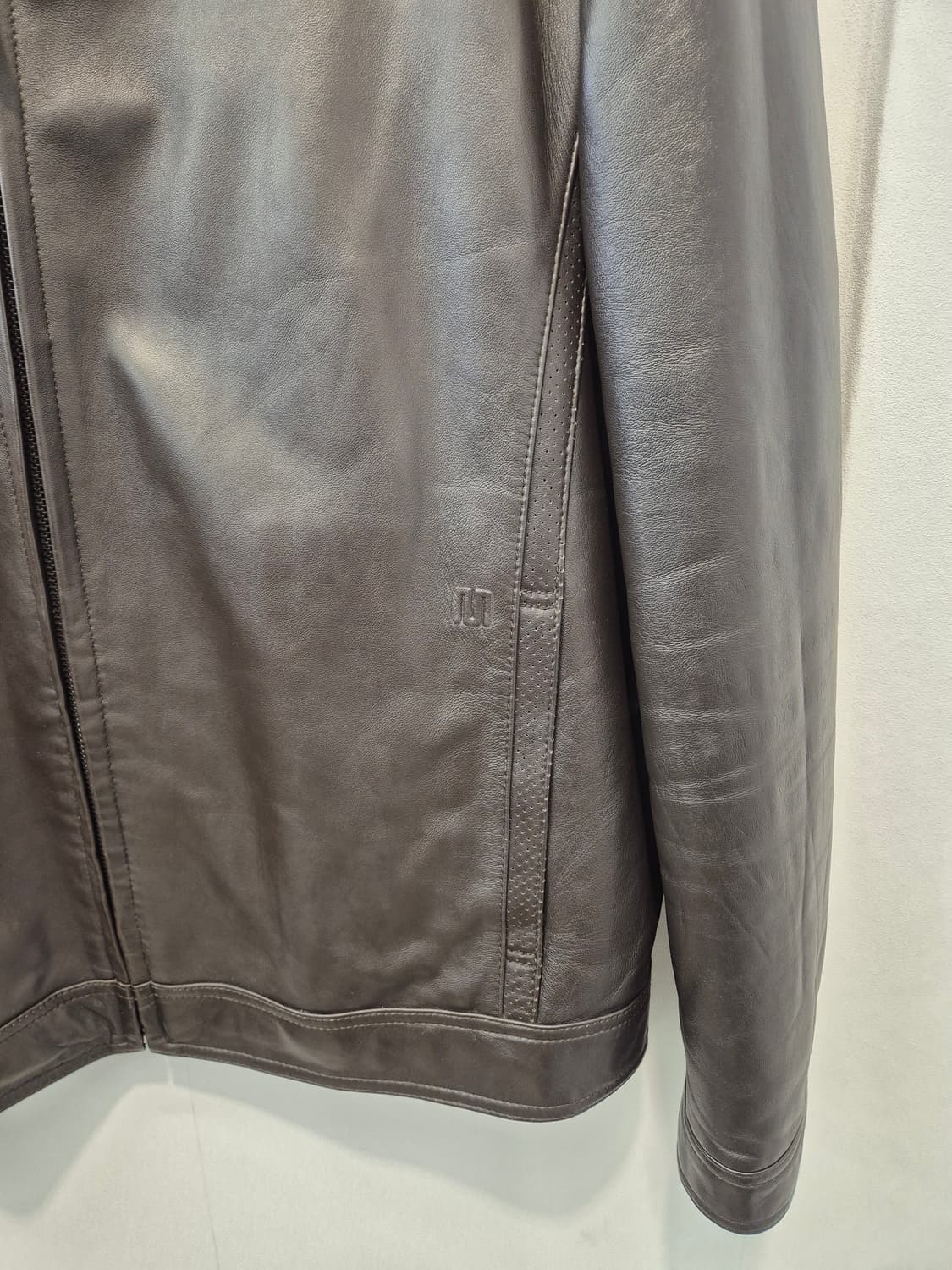 마에스트로  남성용 가죽 자켓  95
사이즈  실측  가슴단면 54  총 상품이미지3