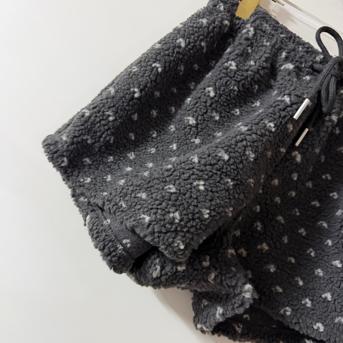 새상품 여자 도트 뽀글이 반바지 (차콜) 상품이미지2