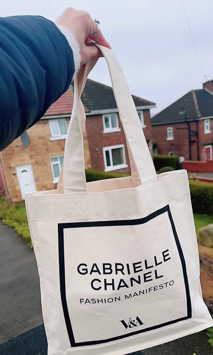 샤넬 영국 v&a 가브리엘 에코백 상품이미지3