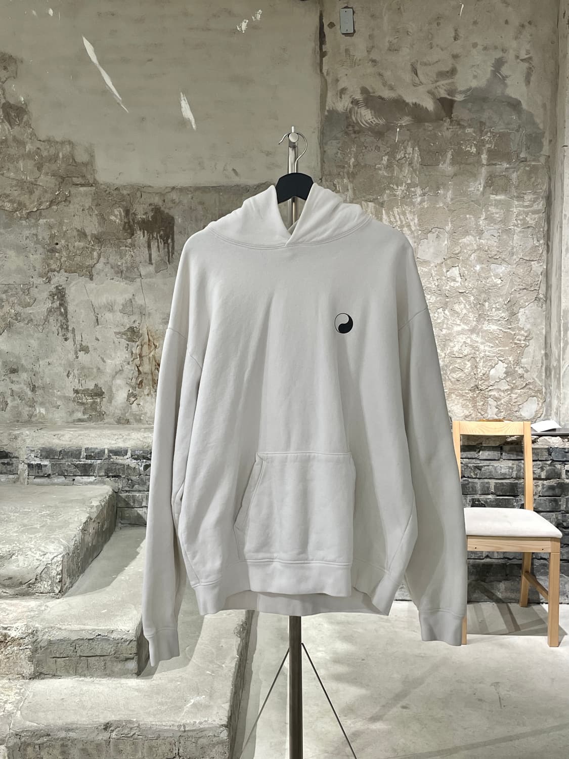 스투시 x 아워레가시 화이트 음양 피그먼트 다이드 후디 상품이미지1