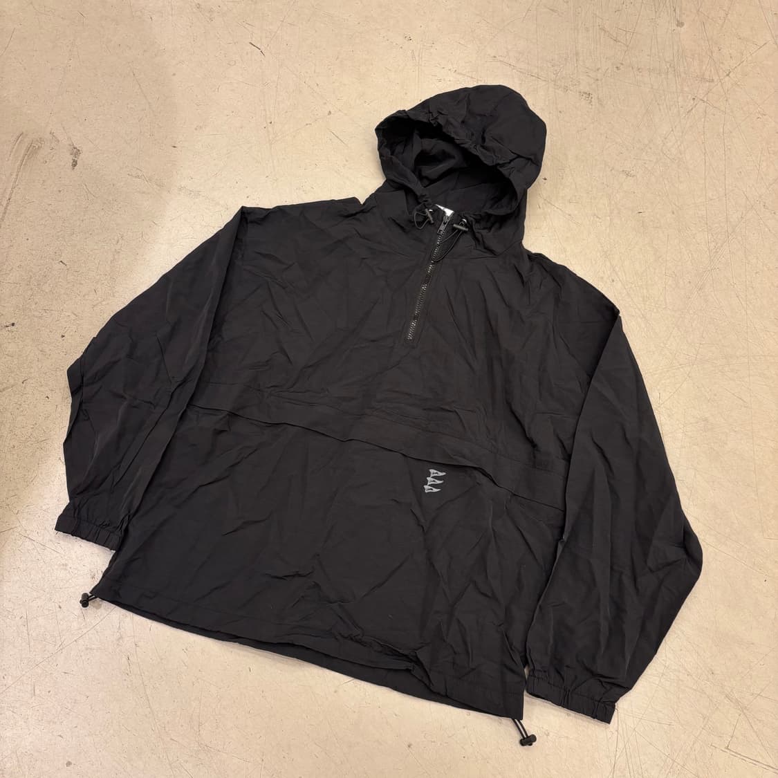 어반디타입 블랙 스몰로고 아노락 상품이미지1