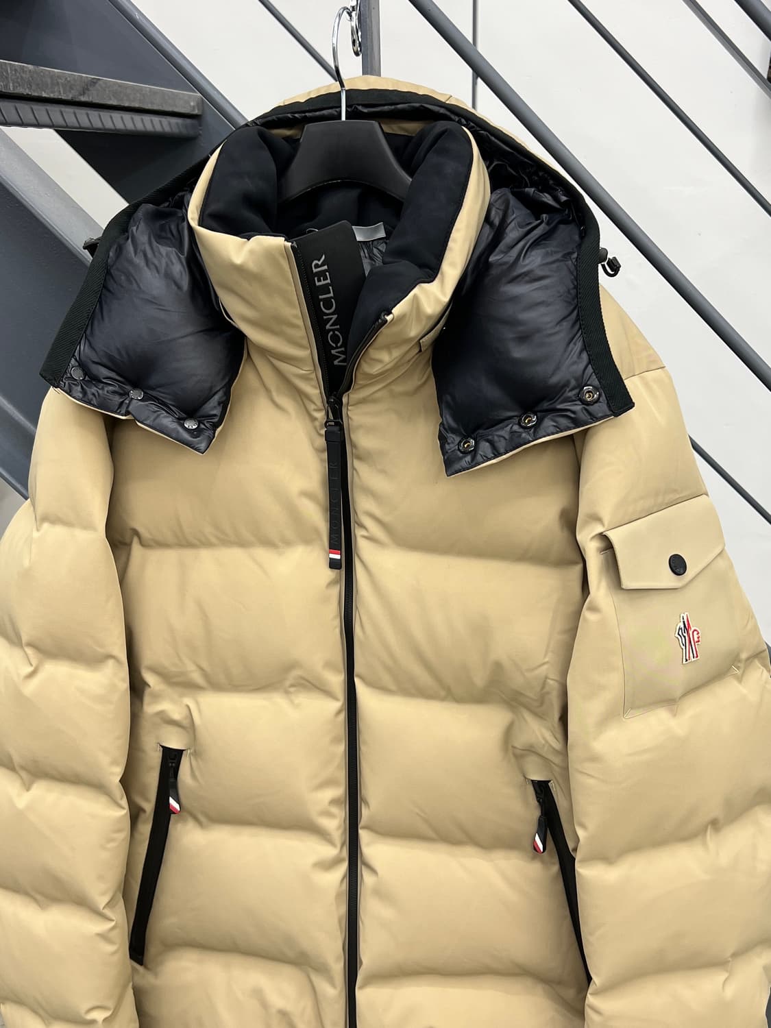 몽클레어 22FW 그래노블 몽제테크 베이지 패딩 자켓 상품이미지2