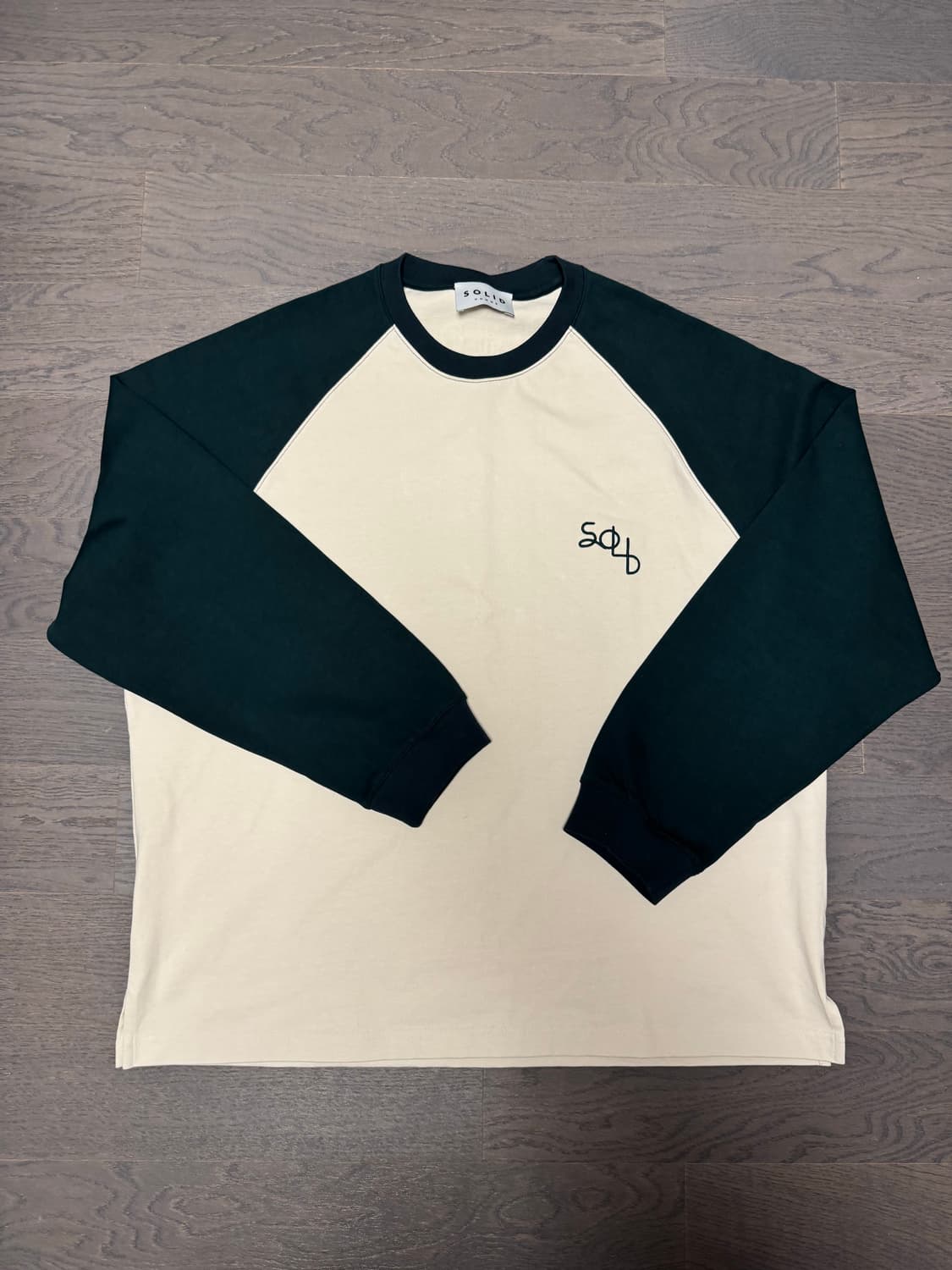 솔리드옴므 베이지 그린 그래픽 레글런 티셔츠 상품이미지2