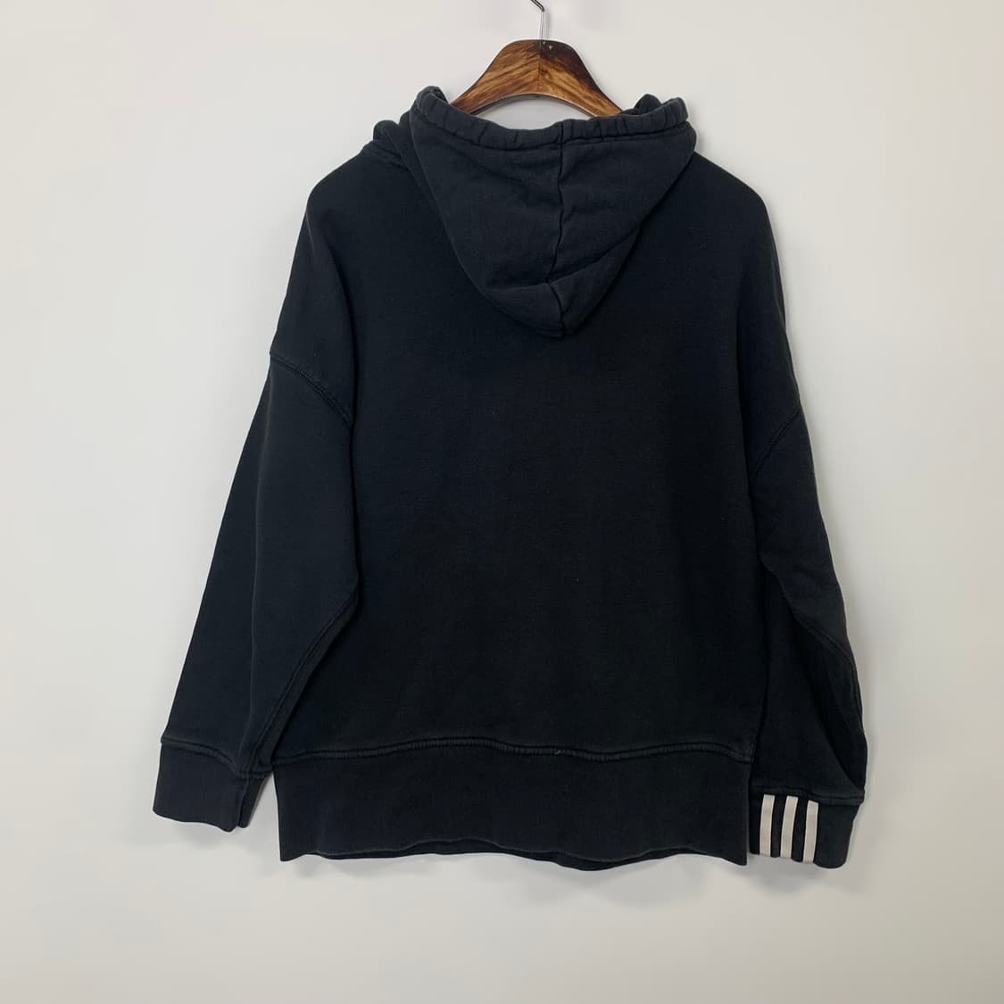 아디다스 센터로고 블랙 후드티 상품이미지3