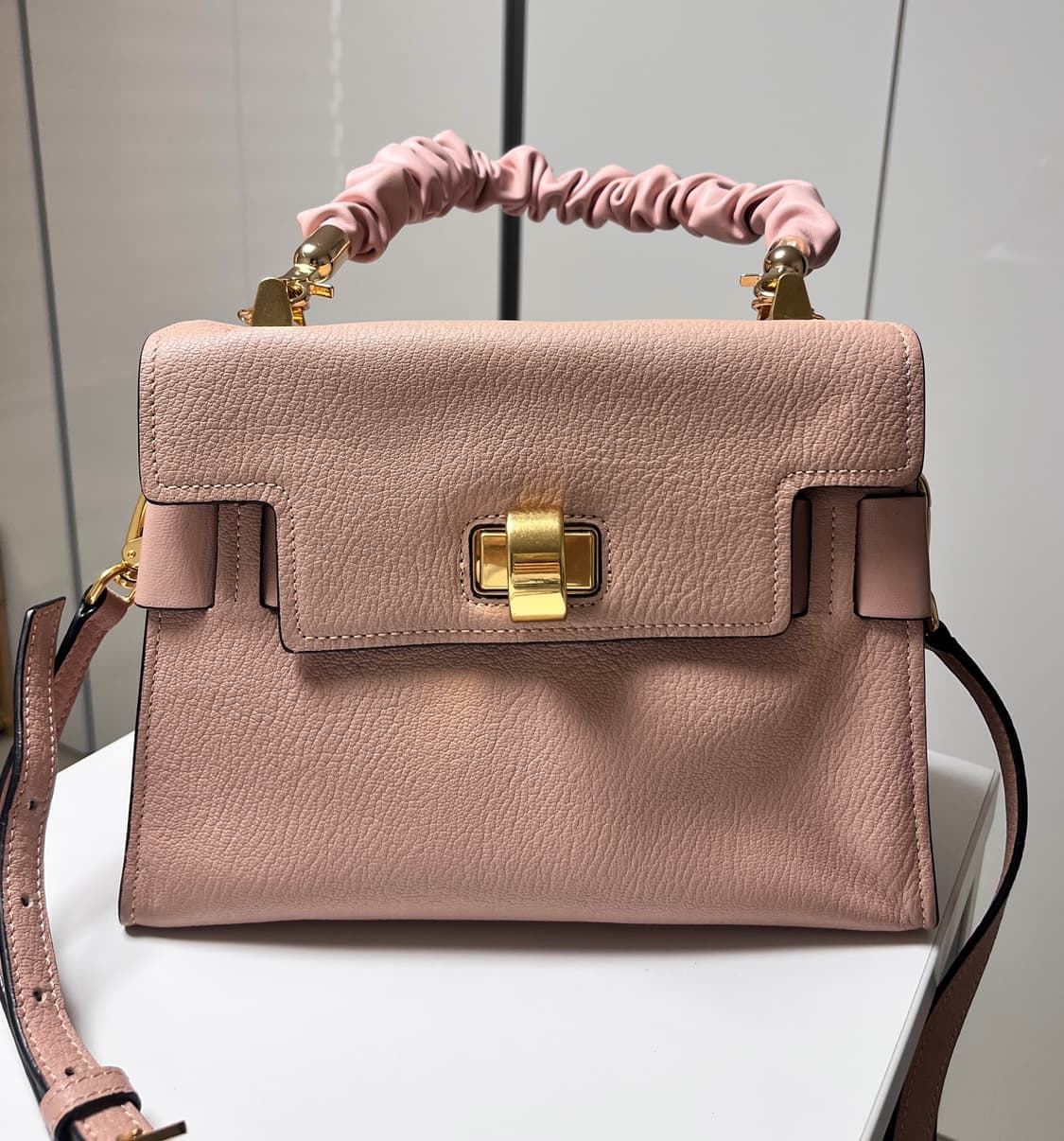 미우미우 탑핸들 숄더백 상품이미지1