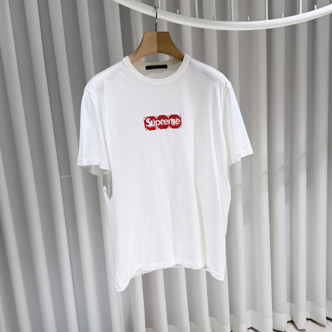 (S/L) / 루이비통 X 슈프림 로고 화이트 반팔 티셔츠 상품이미지3