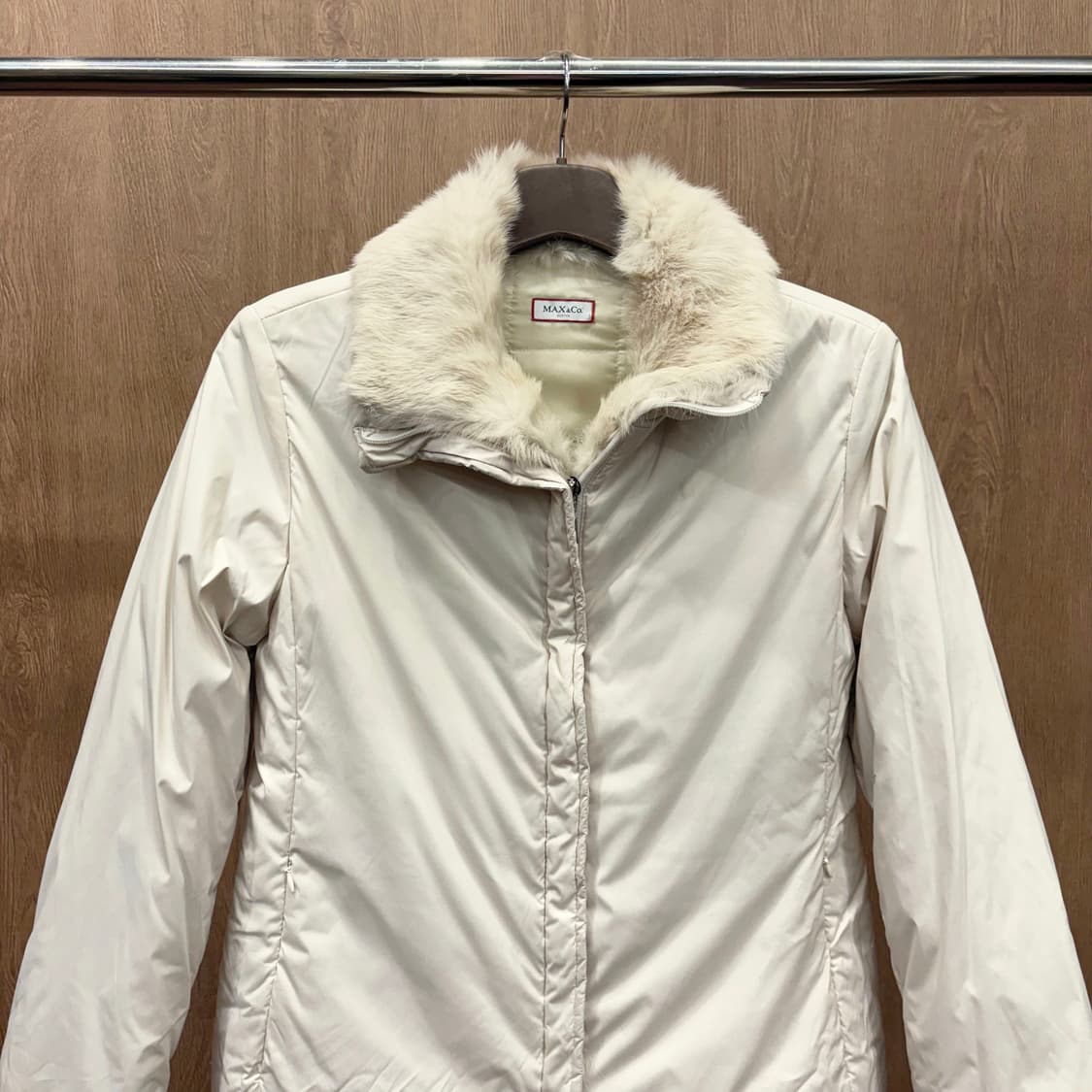 막스앤코 숏 패딩 자켓 넥 라인 퍼 트리밍 미니멀 포켓 디테일 아이보리 상품이미지4