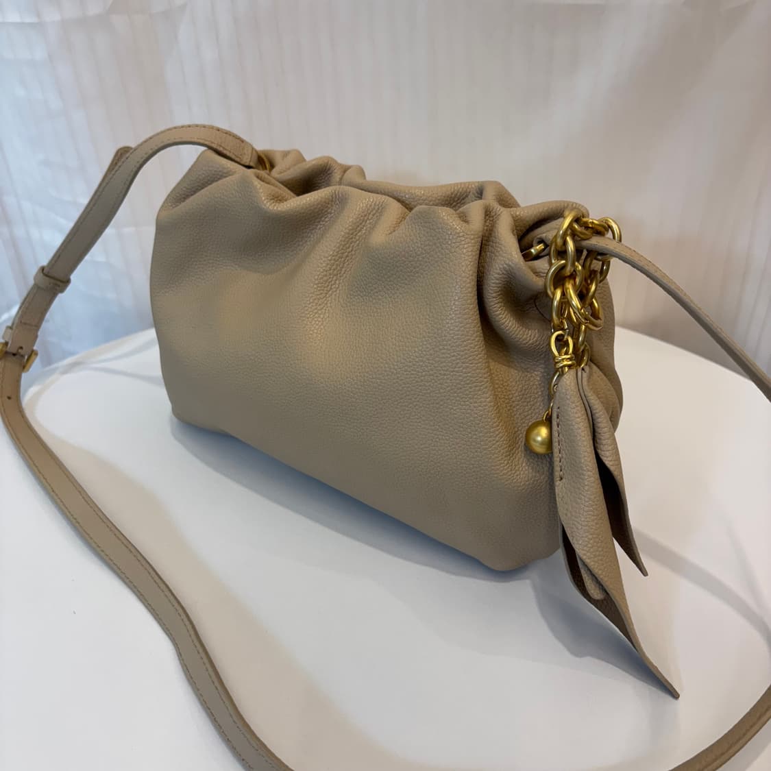 정품 닥스 25ss 플러피플라워 베이지 크로스백     상품이미지5