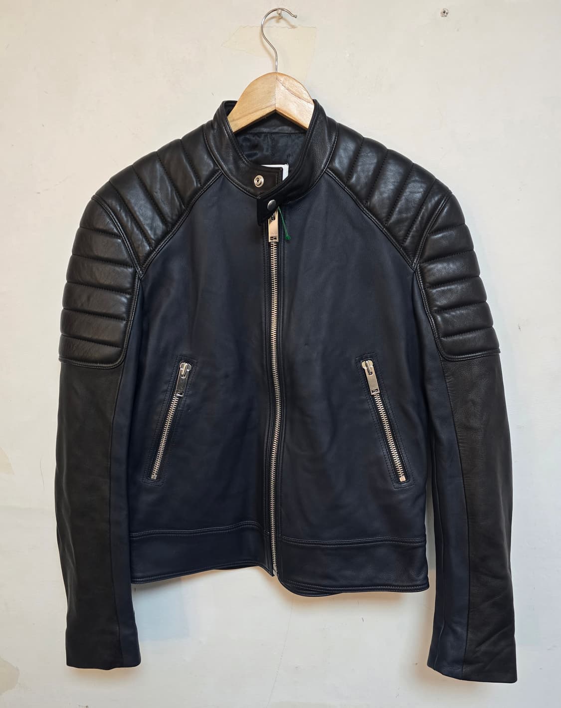 
Sandro 리얼 양가죽 라이더 자켓 S (새상품)
 상품이미지3