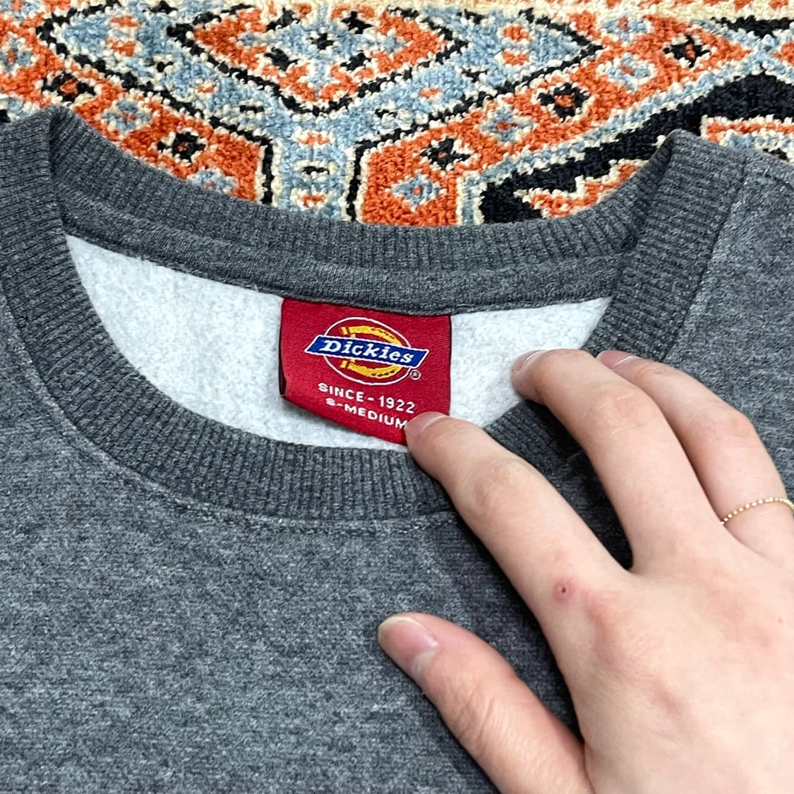 디키즈 스펠로고 차콜 기모 맨투맨 여성S 상품이미지4