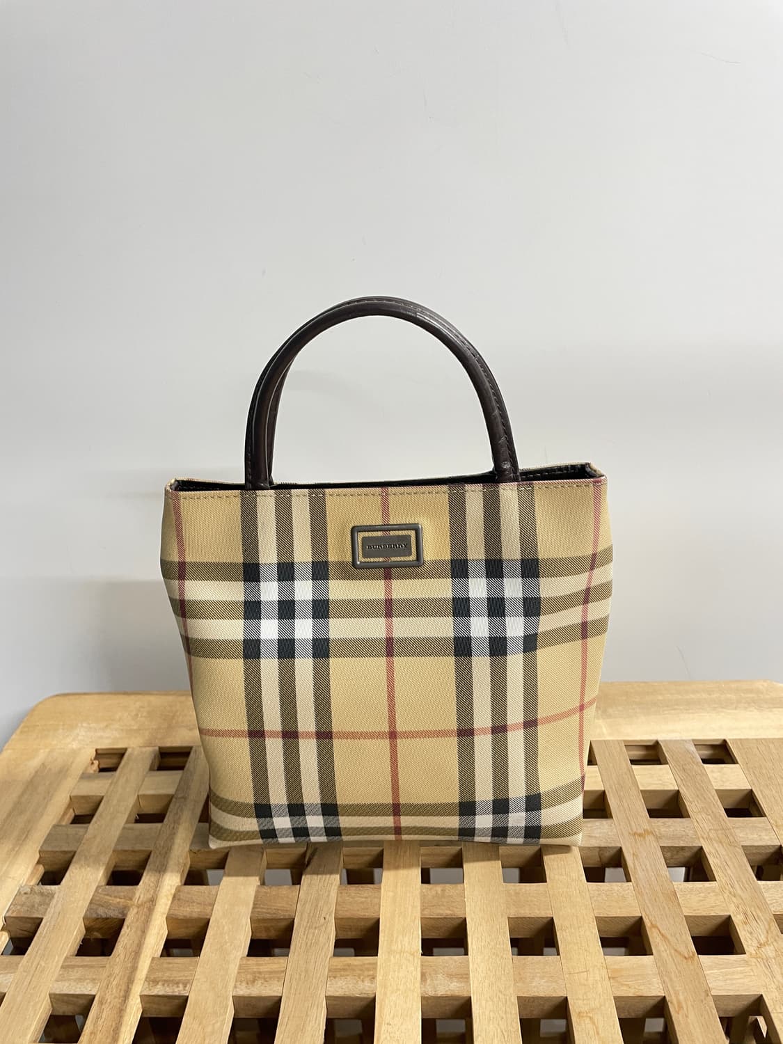 버버리 미니 토트백 상품이미지1