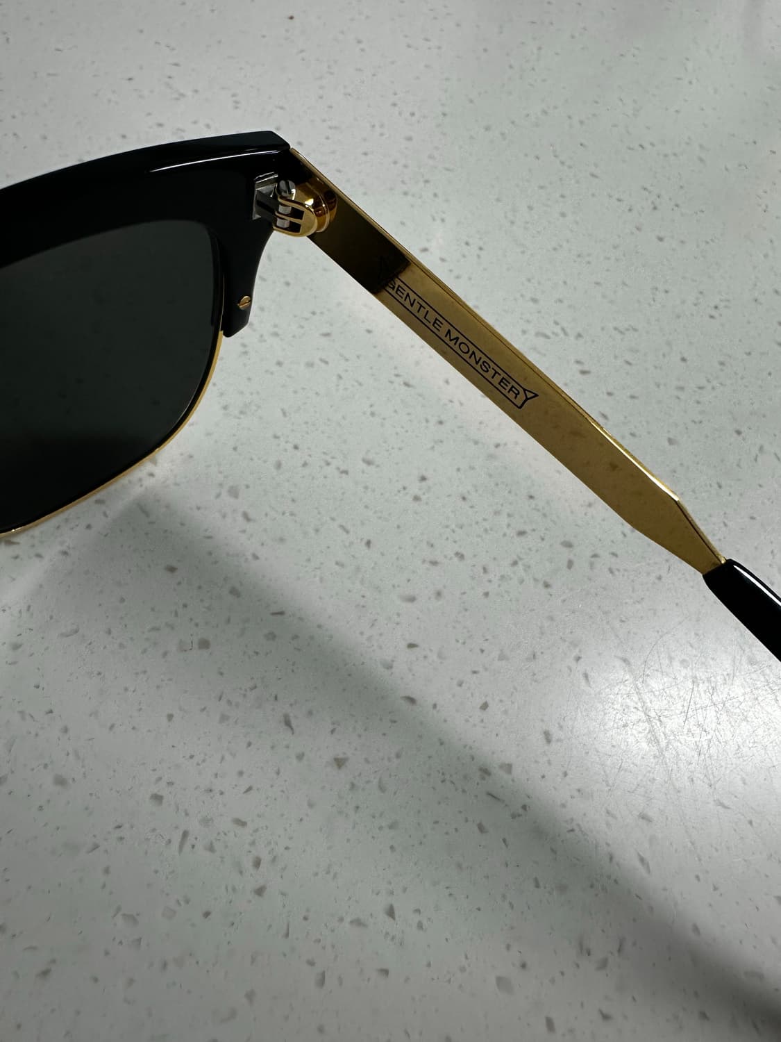젠틀몬스터 선글라스 팝니다. 상품이미지4