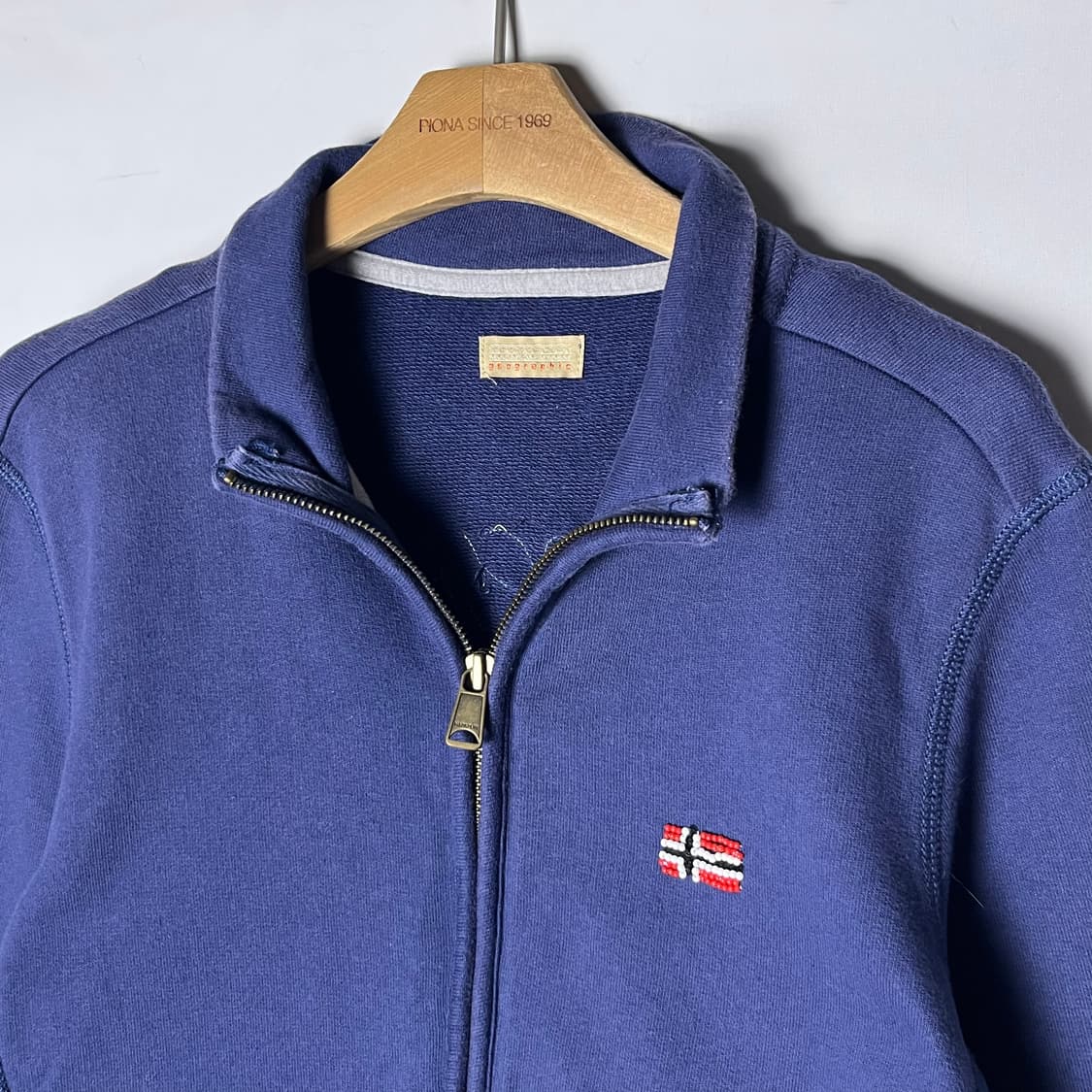 [NAPAPIJRI] 나파피리 플래그로고 비즈디테일 집업 상품이미지3