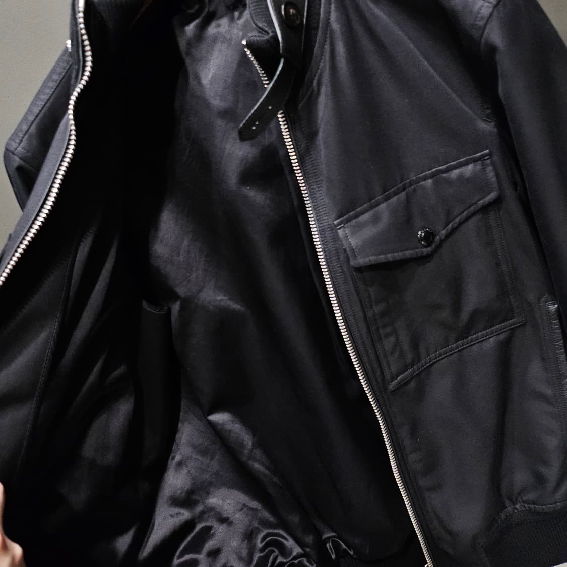 톰포드 레더트리밍 코튼 포켓 실크 트윌 봄버 자켓 상품이미지7