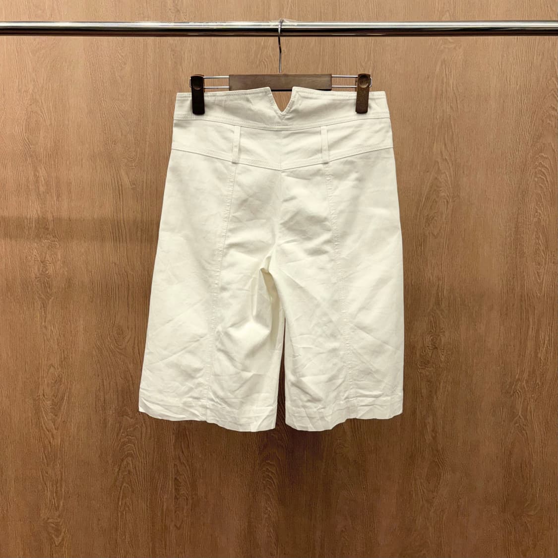 막스앤코 코튼 스트레치 버뮤다 팬츠 더블 버튼 V 슬릿 디테일 화이트 상품이미지3