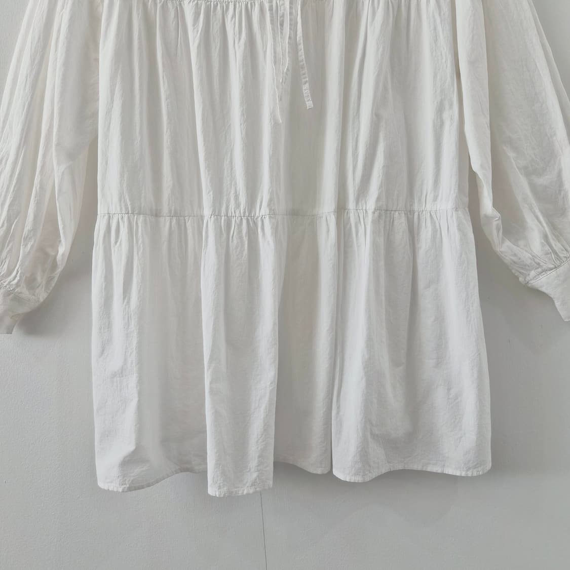 LOWRYS FARM 코튼 화이트 리본 셔링 블라우스 상품이미지4