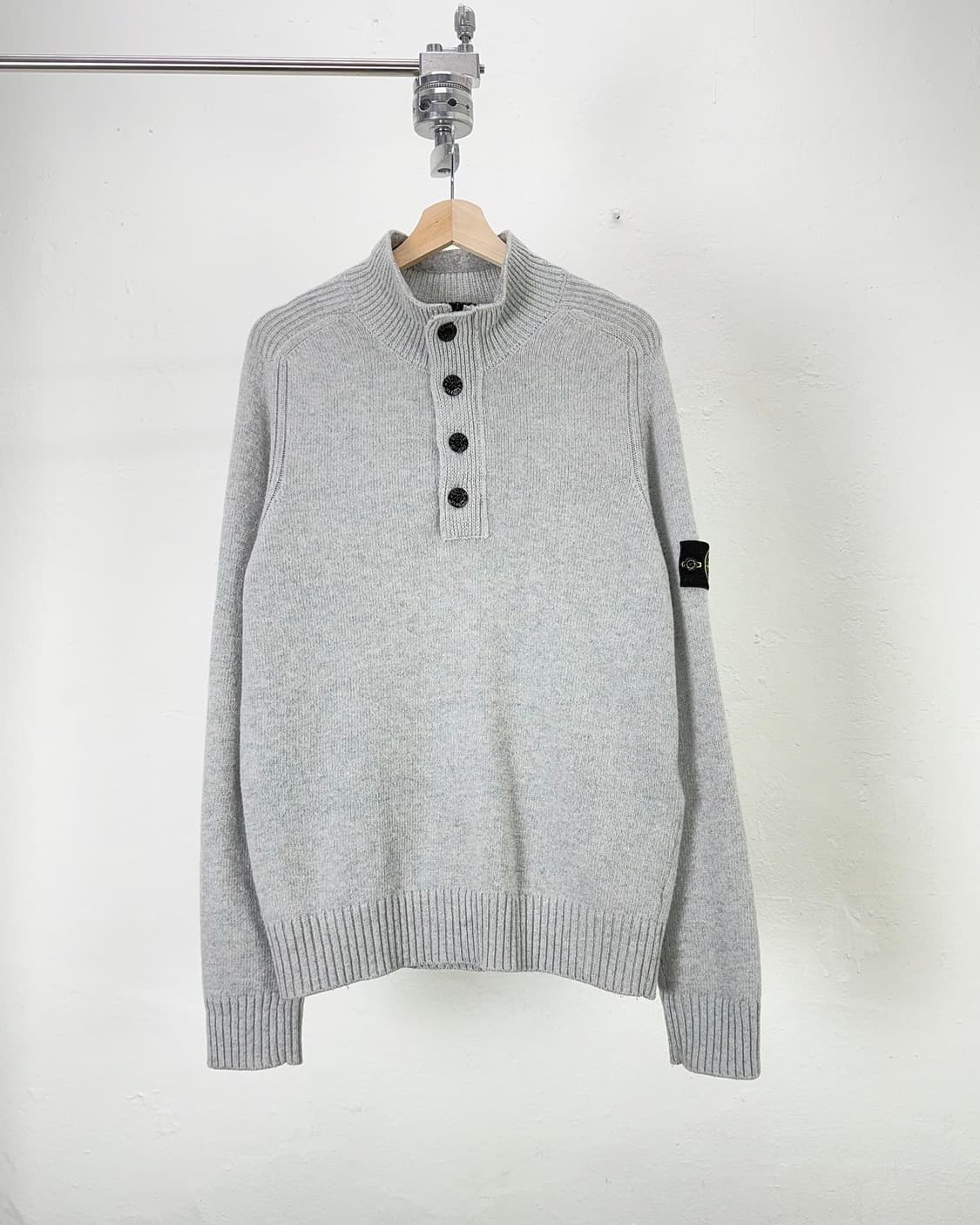 스톤아일랜드 22fw 하이넥 하프 버튼 니트 집업 상품이미지1