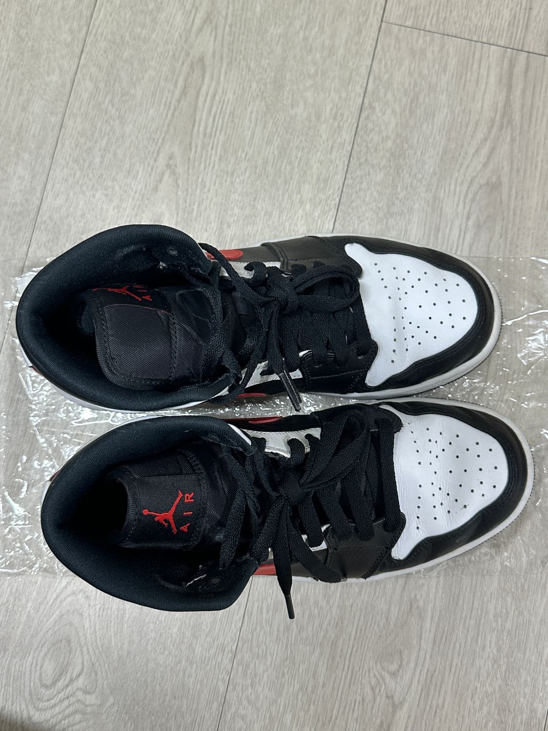 조던 1 미드 블랙 칠리 레드 상품이미지3