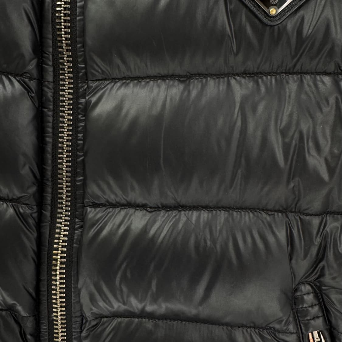 [48사이즈] 프라다 삼각로고 패딩 조끼 베스트 블랙 (SGB628) 상품이미지7