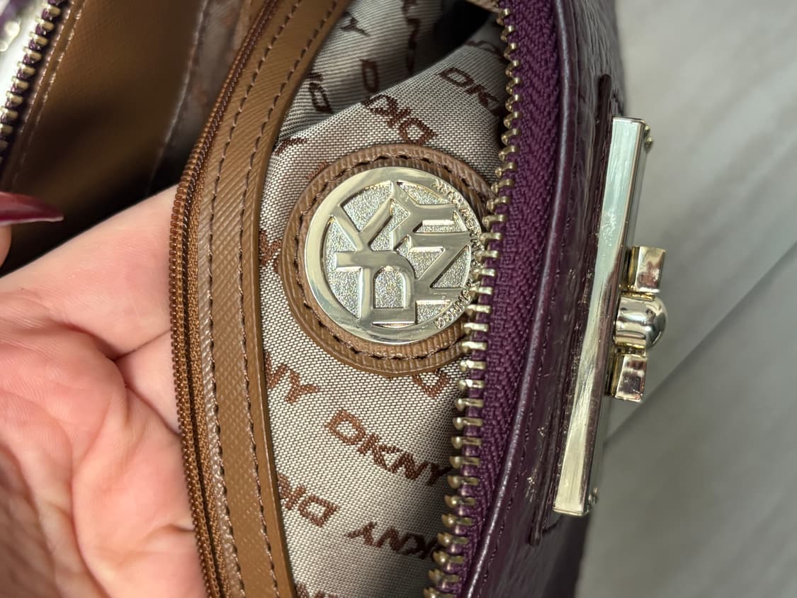 💜 DKNY 플럼 컬러 레더 체인 숄더백 · 거의 새상품 상품이미지4