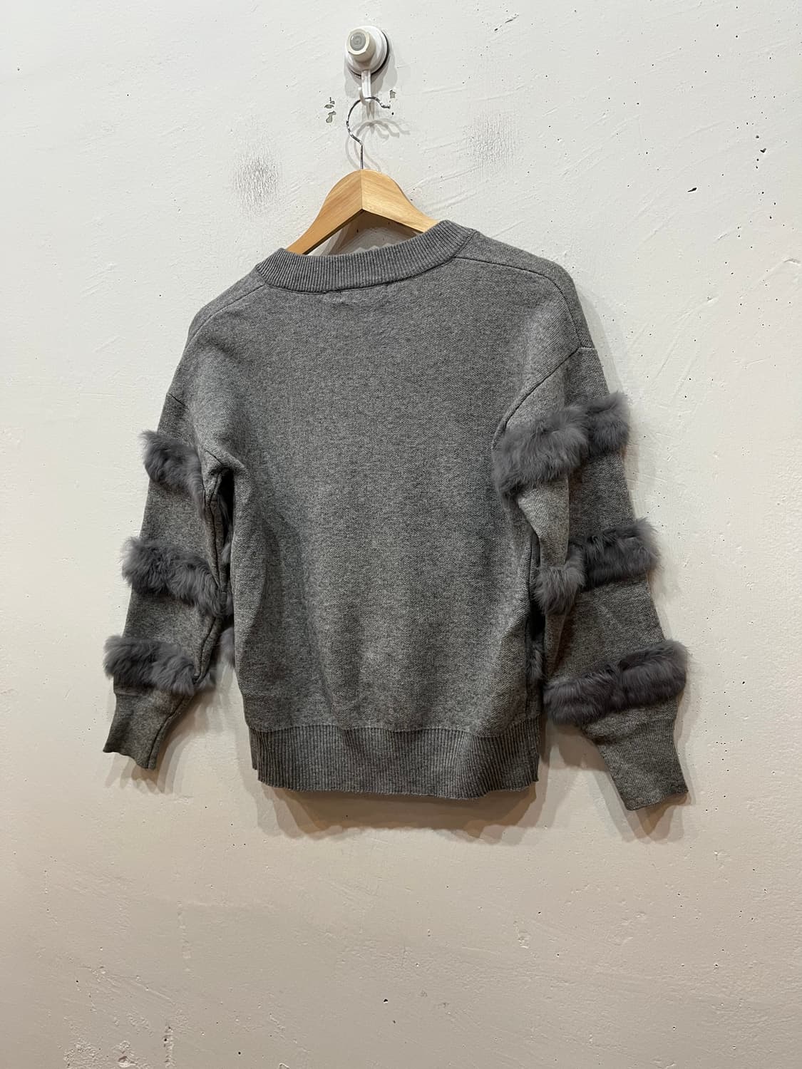 la tium 래빗퍼 트리밍 니트집업  상품이미지2