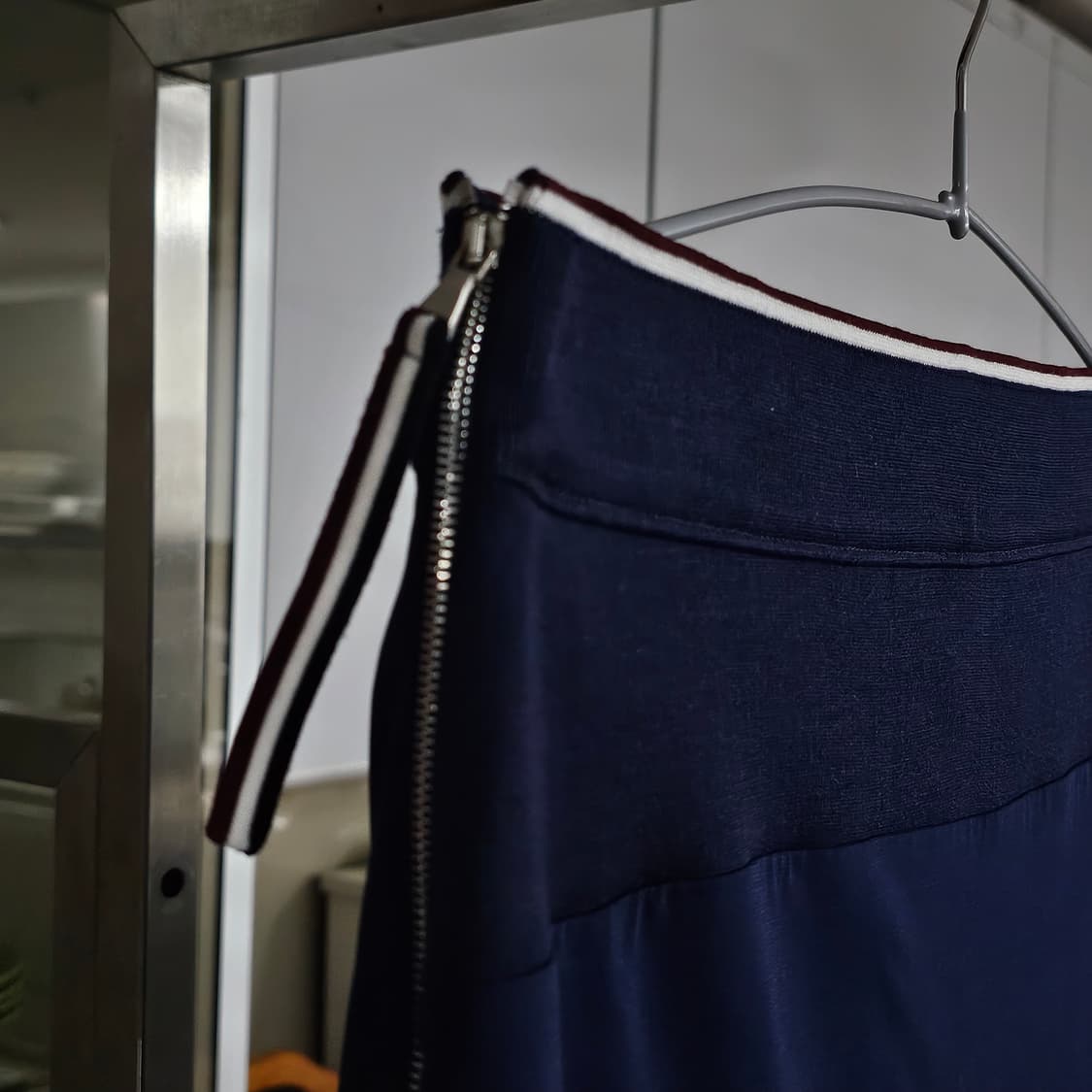 정품)르베이지(LEBEIGE) 네이비 여성 밴딩 미디 스커트 상품이미지1