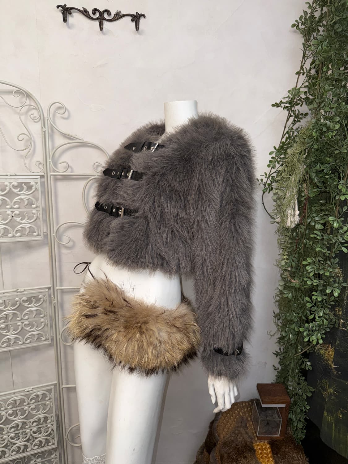 Gray belted buckle crop fur jacket  상품이미지5