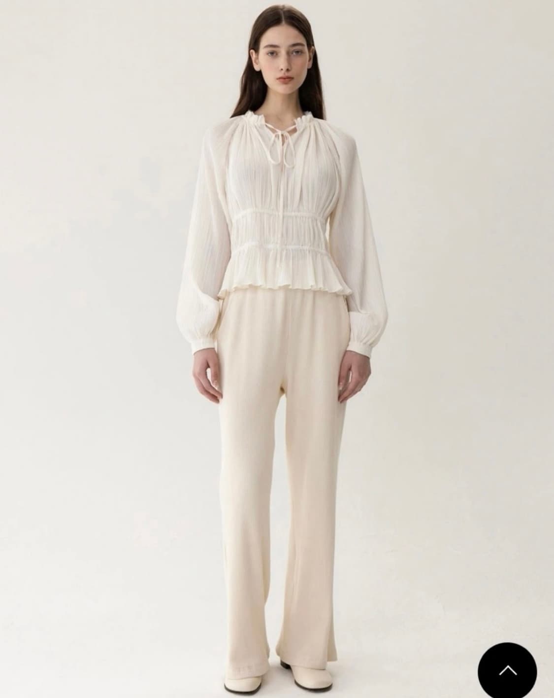 킨더살몬 FW23 Shirring Blouse 셔링 블라우스 상품이미지1