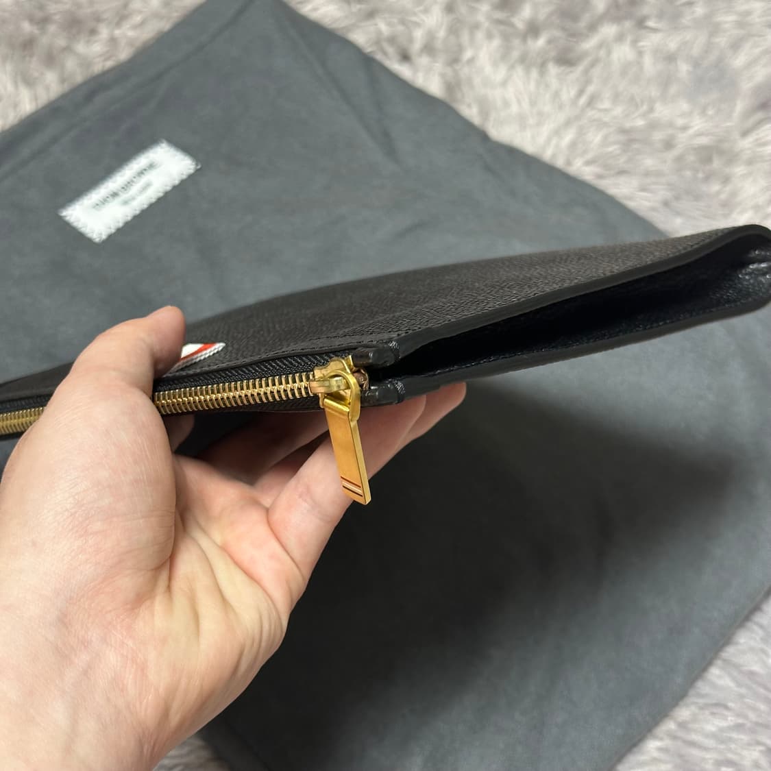 [정품 OS] 톰브라운 삼선탭 페블 그레인 클러치 블랙 상품이미지9
