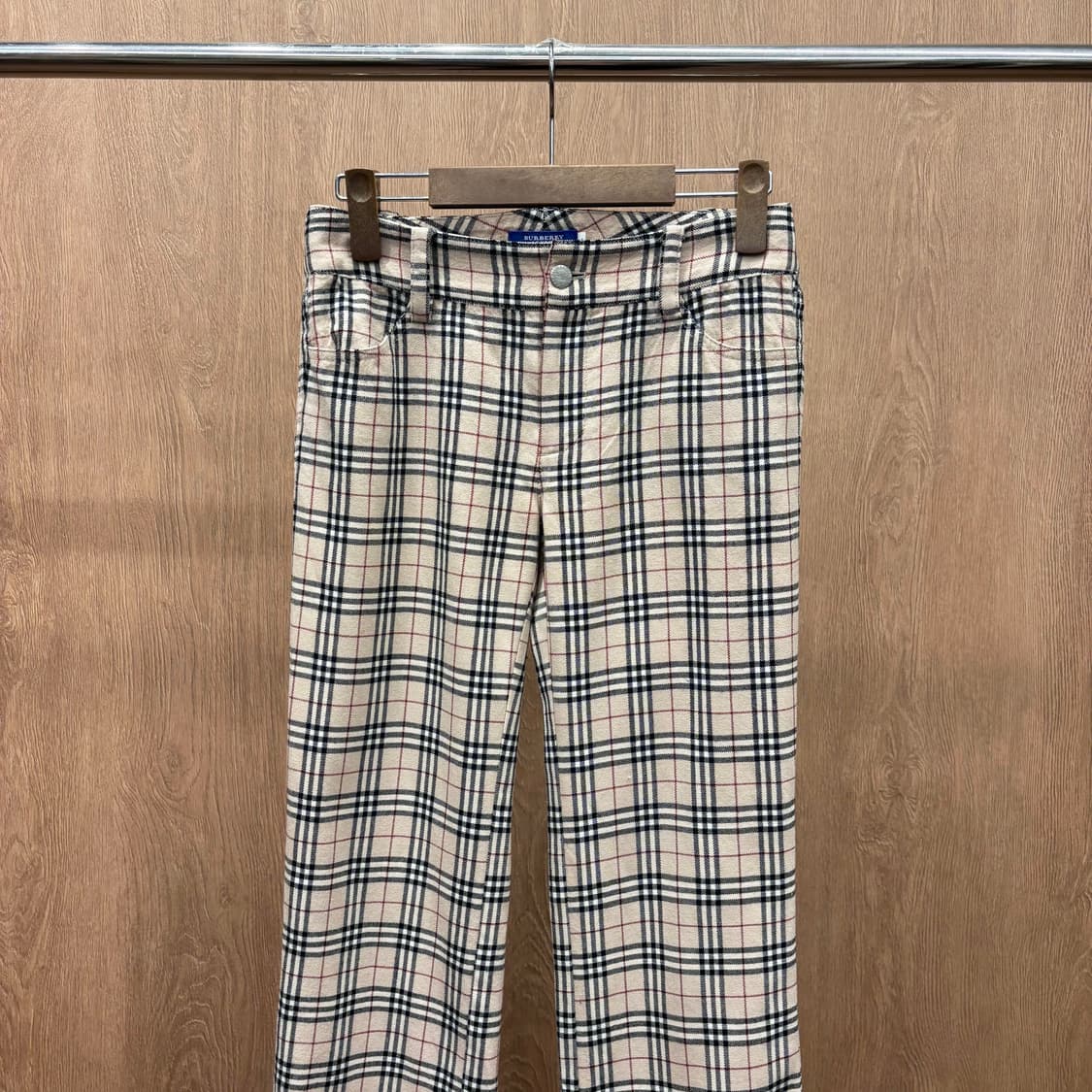 버버리 블루 라벨 스트레이트 팬츠 노바 체크 패턴 부츠컷 디테일 베이지 상품이미지4