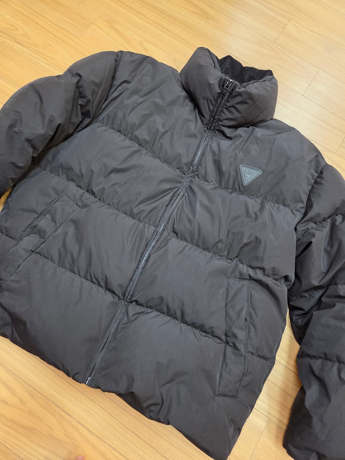 게스 블랙 오리털 패딩 M사이즈(95)입니다. 빵빵한 스타일이고, 목까지 상품이미지1