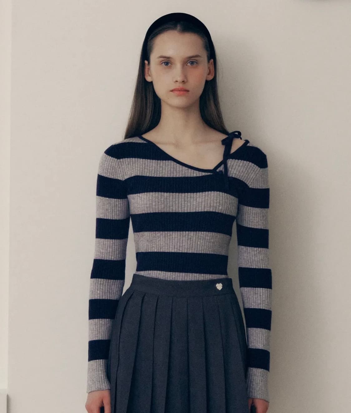 로라로라 컷 아웃 리본 보더 니트 네이비 상품이미지1