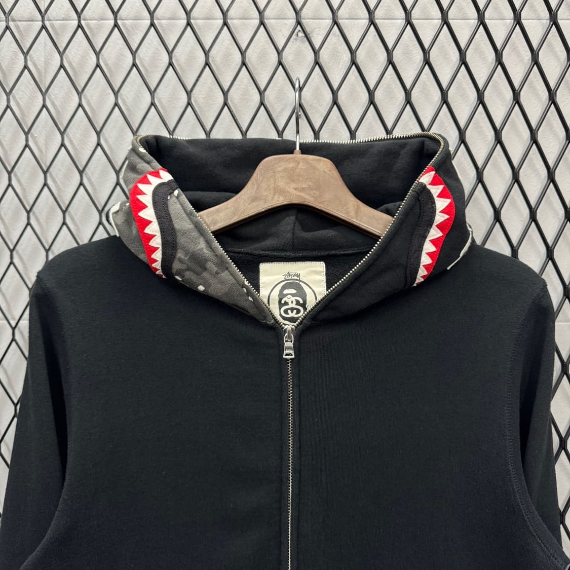 10F/W 베이프 X 스투시 샤크 후드 집업 30주년 기념 콜라보 블랙 상품이미지3