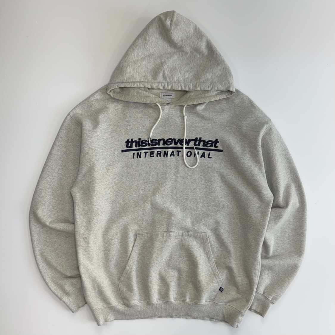 Thisisneverthat 디스이즈네버뎃 네이비 로고 그레이 후드티   상품이미지3