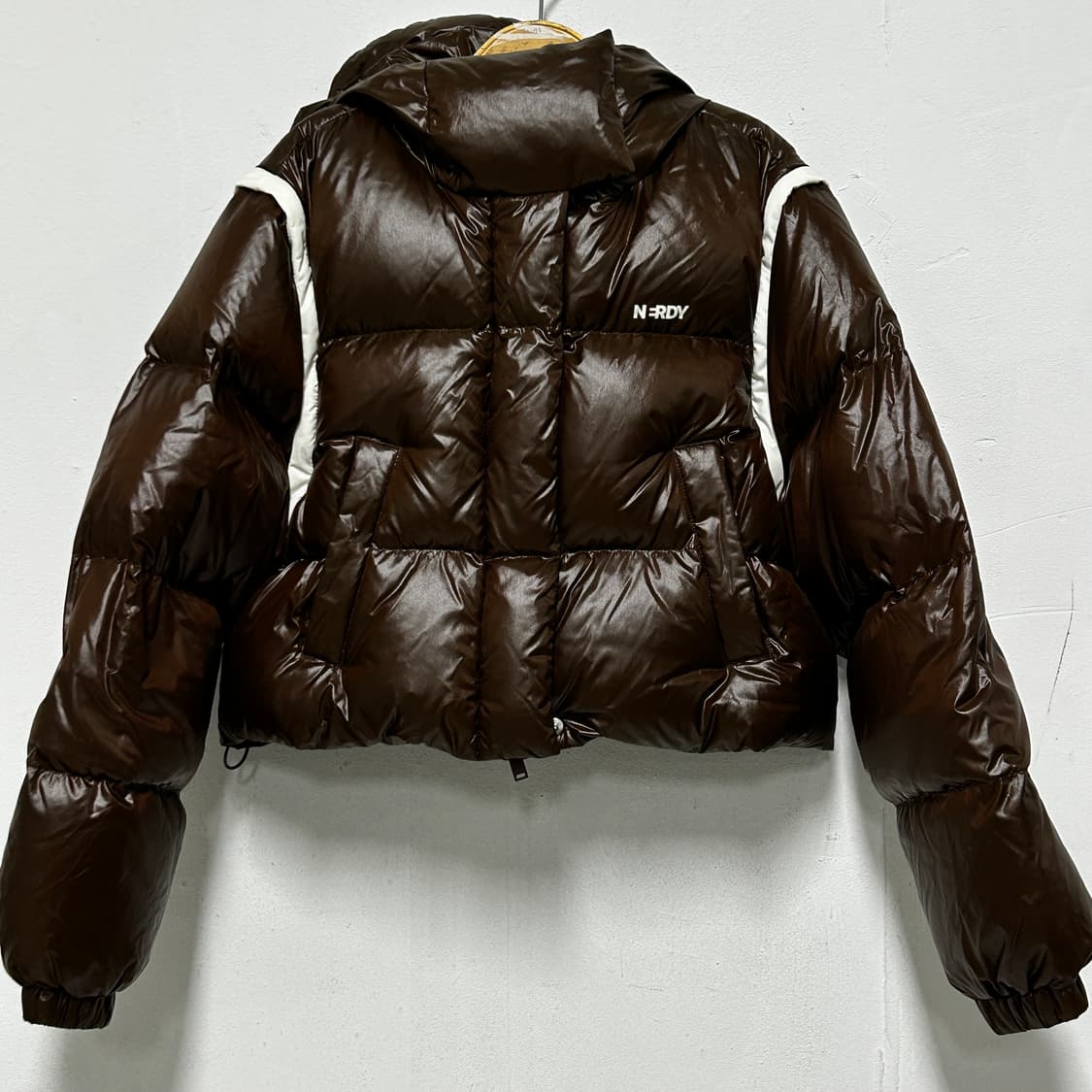 널디 디태처블 투웨이 슬리브 글로시 다운 자켓 브라운 상품이미지2