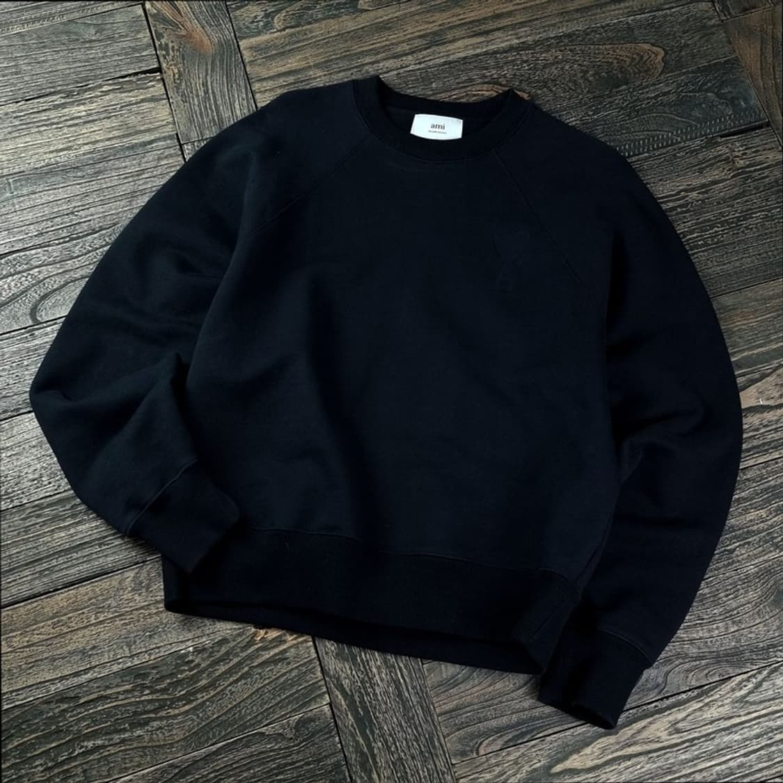 [아미] 블랙 하트 로고 자수 오버사이즈 맨투맨 블랙 P01324 상품이미지1