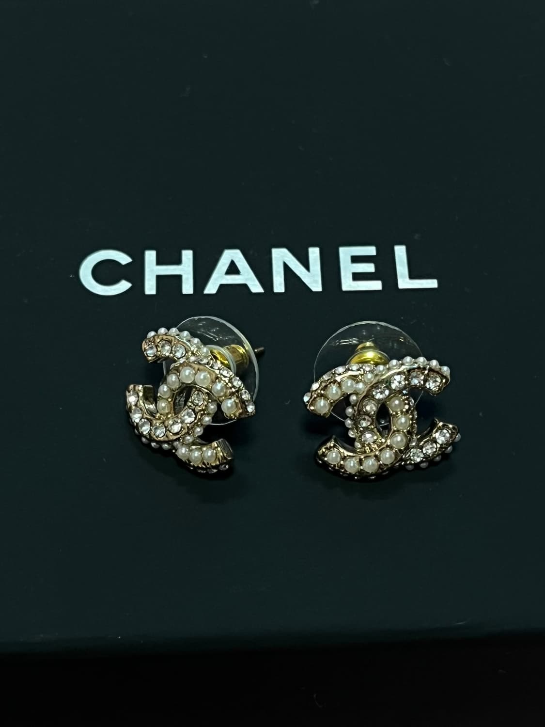 샤넬 정품 업사이클링 CC 로고 크리스탈 진주 귀걸이 상품이미지1