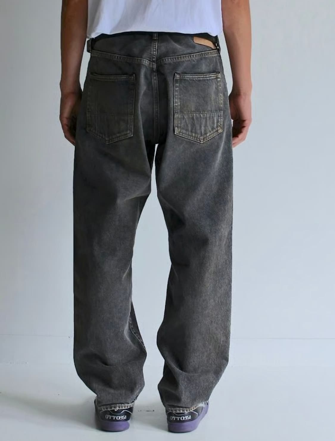 [32]아나크로놈 25ss 레귤러 테이퍼드 데님 워시드 블랙 상품이미지3