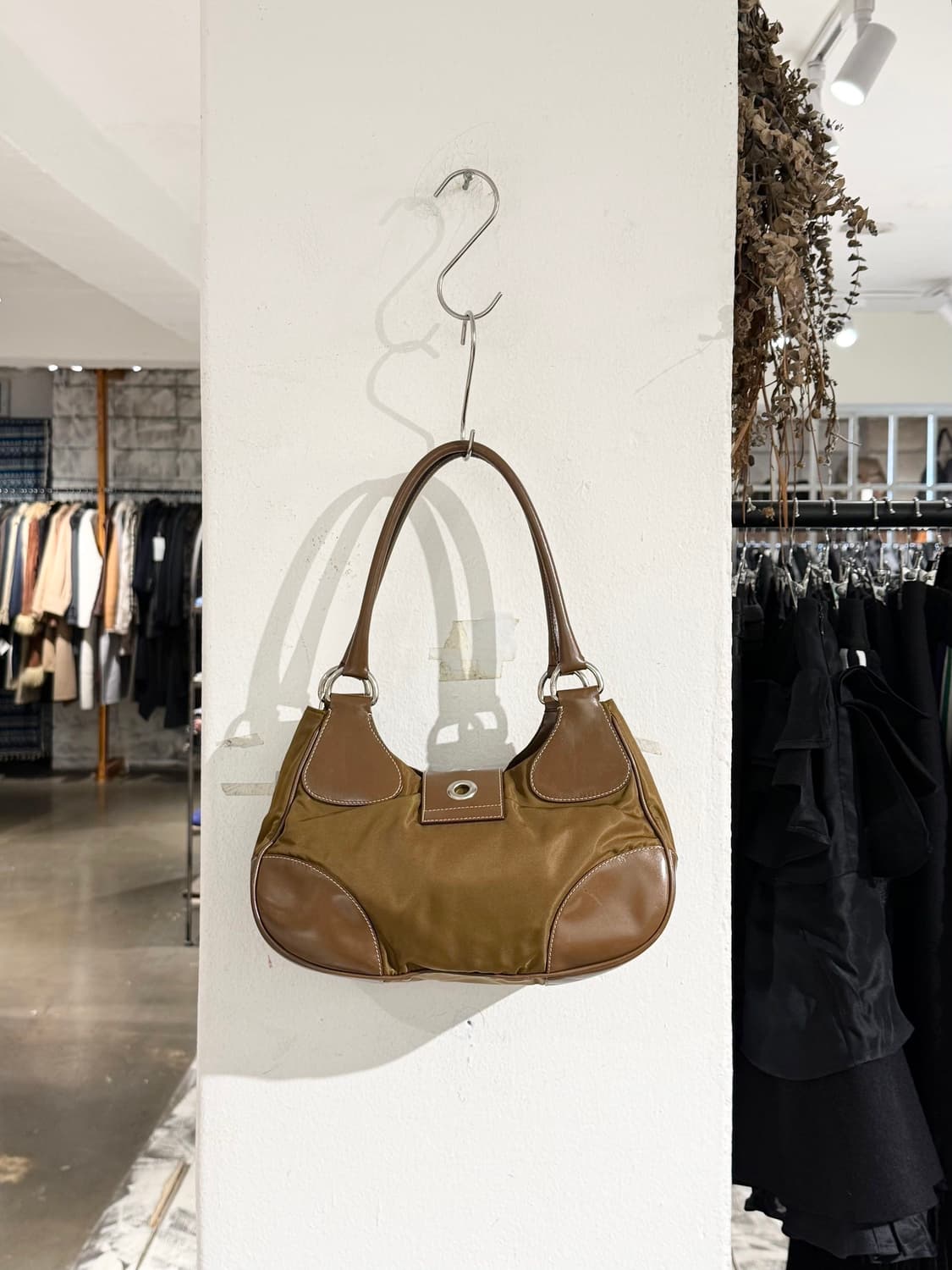 프라다 브라운 테수토 문 나일론 레더 숄더백 상품이미지5