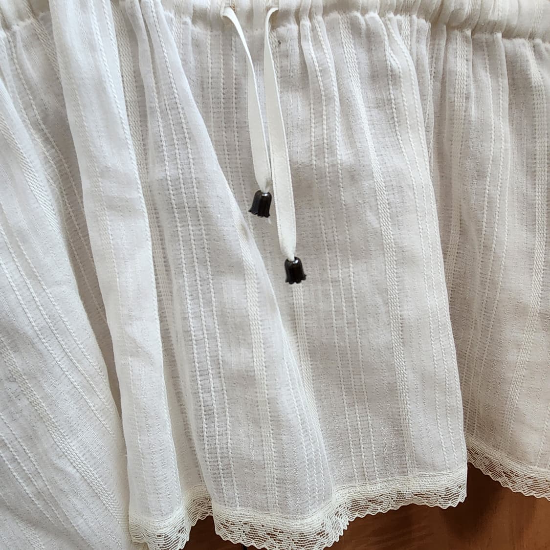 모리걸 아이보리 레이스 셔링 블라우스 상품이미지3