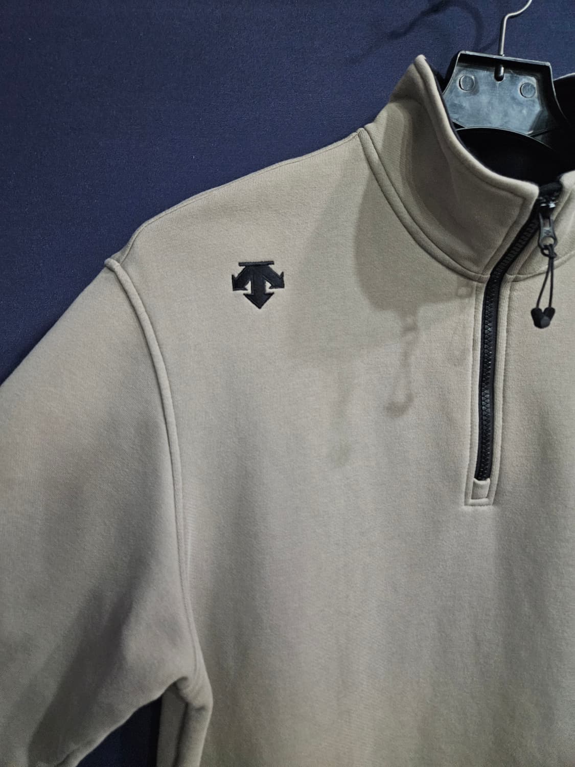 데상트 자수 라이트베이지 남성 105 반집업자켓  상품이미지4