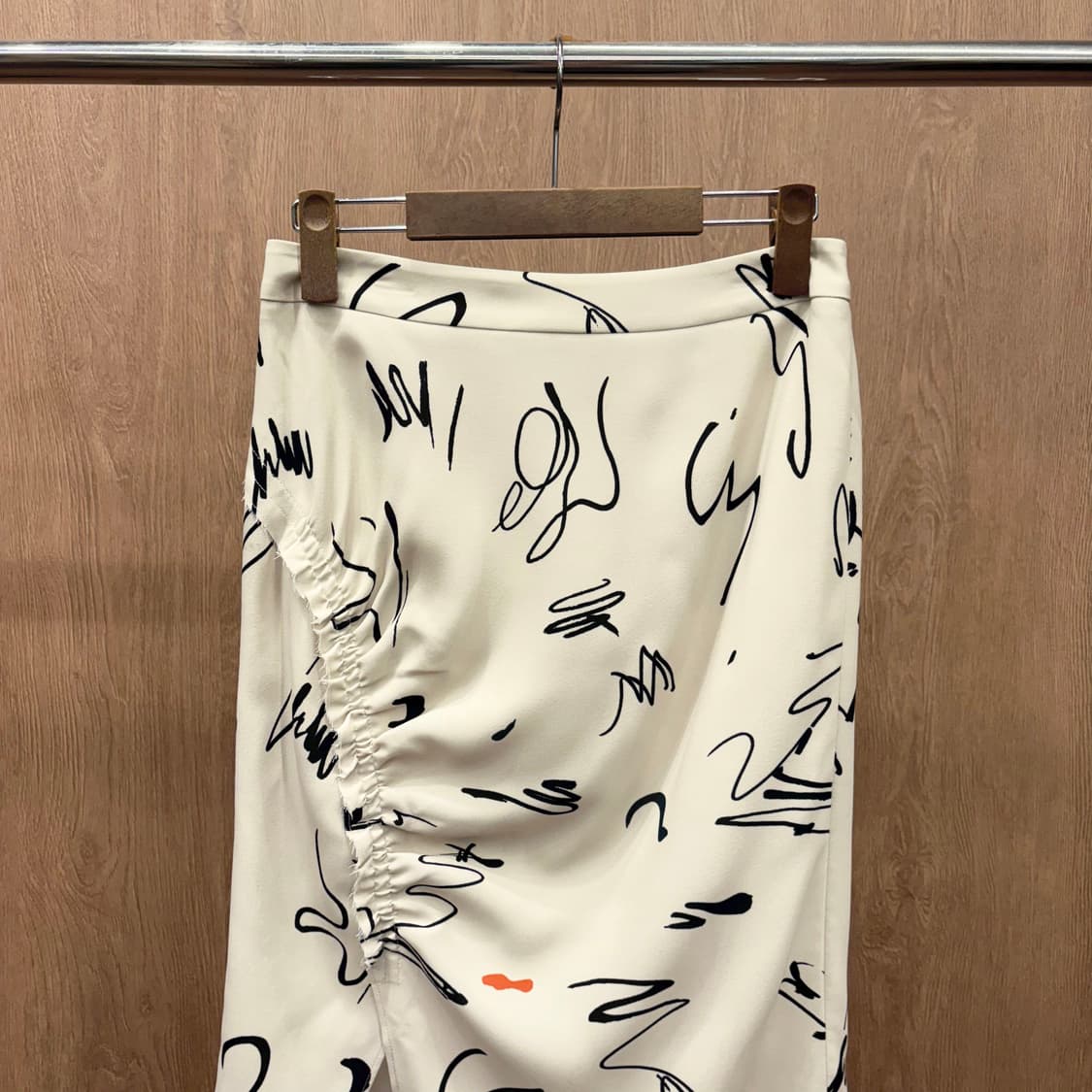 주느세콰 미디 스커트 아트 드로잉 프린트 패턴 셔링 슬릿 디테일 아이보리 상품이미지4
