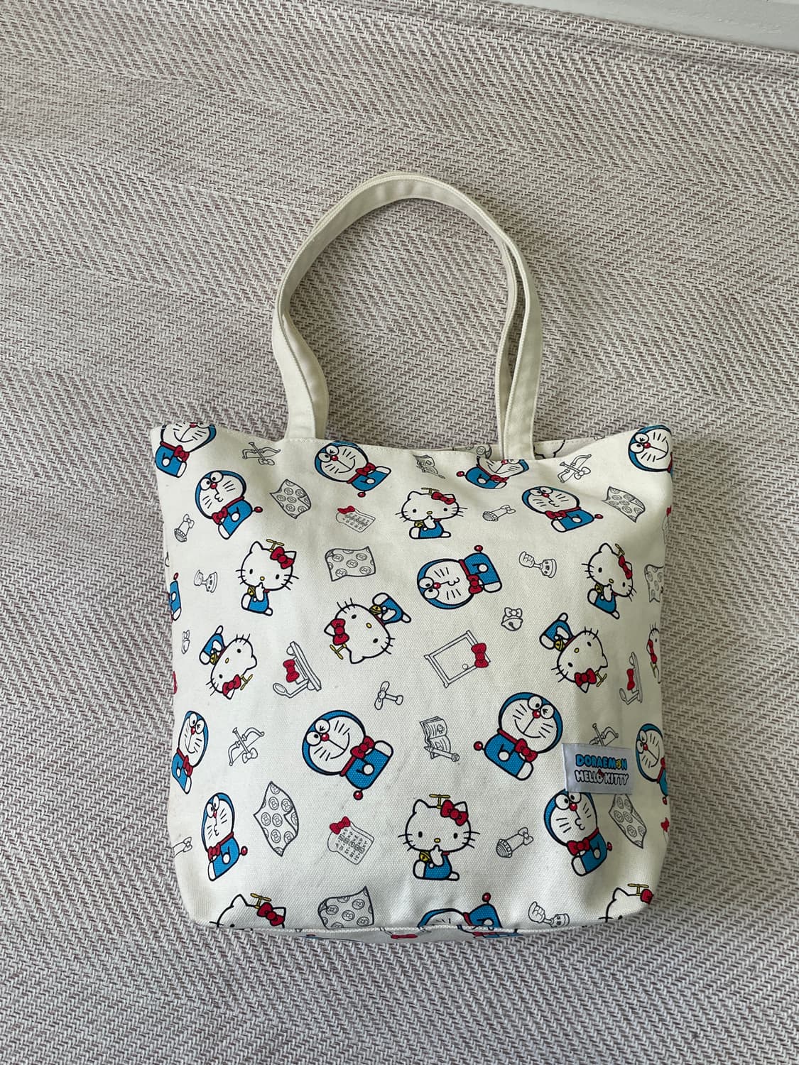 헬로키티 x 도라에몽 올오버 캐릭터 프린트 캔버스 토트백 J04172 상품이미지8