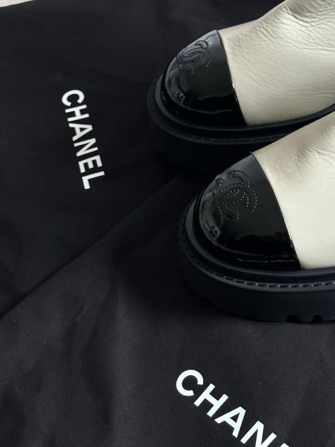 샤넬 24FW CC로고 투톤 앵클 부츠 G38218 상품이미지3