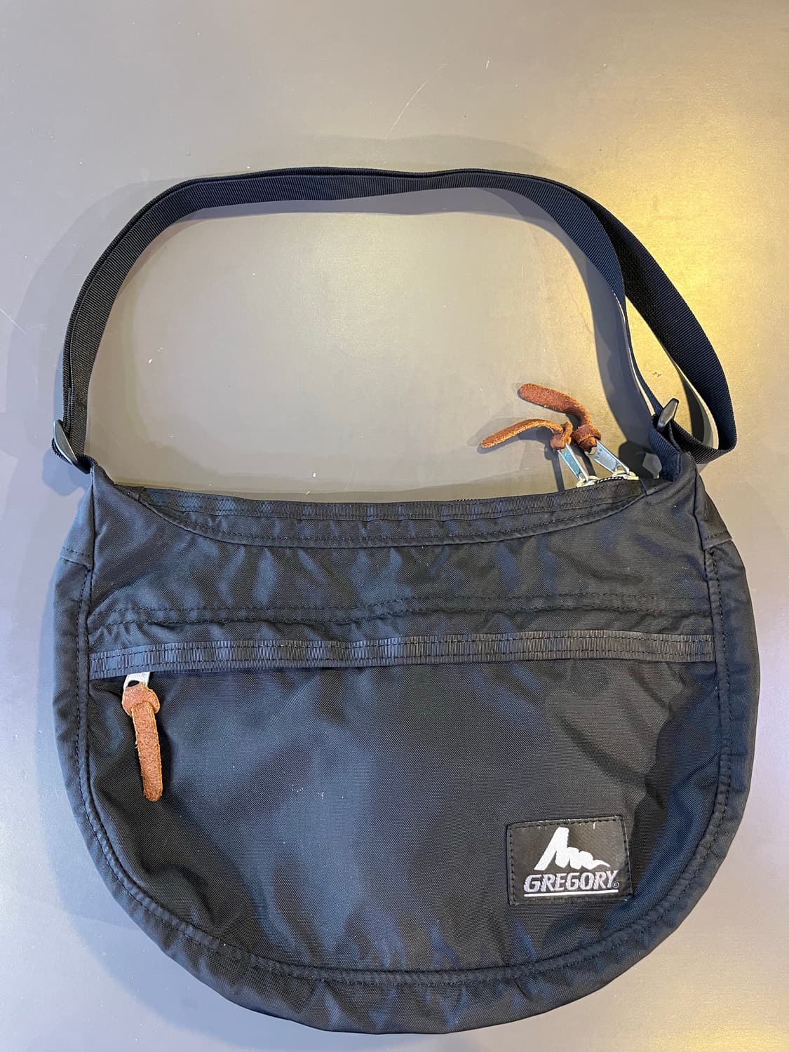 그레고리 구형 로고 사첼백 상품이미지1