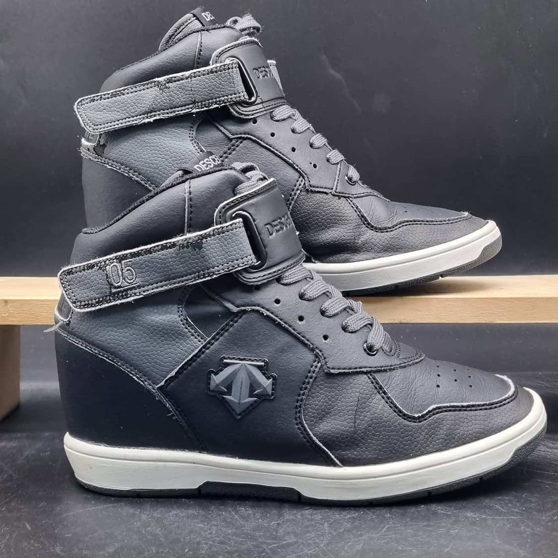 데상트 키높이 블랙 하이탑 245 굽6 상품이미지1